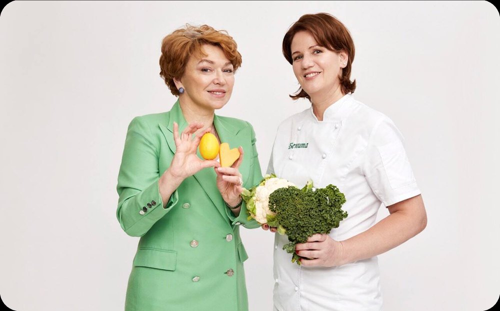Врачи клиники ImmunoHealth с продуктами питания